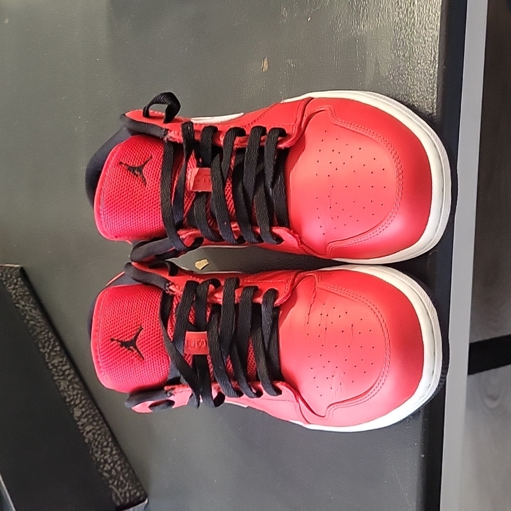 Jordan 1 University red